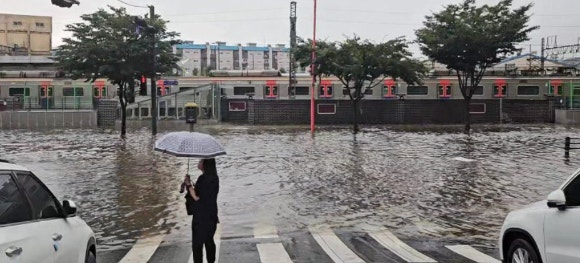 집중 호우가 내린 지난 8월 인천역 일대 도로가 침수돼 있다.[사진=연합뉴스]
