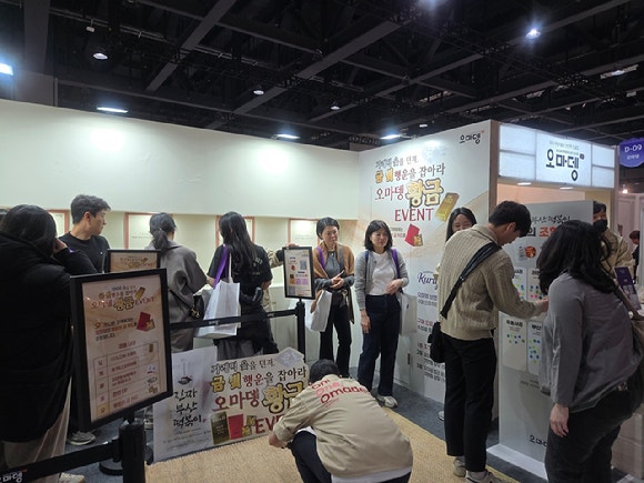 '컬리 푸드 페스타 2025' 오마뎅에서 어묵을 시식하는 관람객들.[사진=박은경 기자]