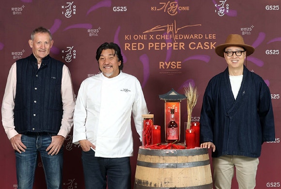 앤드류 샌드(왼쪽부터) 기원 위스키 마스터 디스틸러,에드워드 리 셰프,도정한 기원 위스키 대표가 지난 16일 서울 홍대 라이즈호텔 사이드노트 클럽에서 열린 '기원 레드 페퍼 캐스크' 공개 행사에서 제품을 소개하고