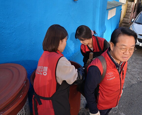 안병길 한국해양진흥공사 사장이 지난 18일‘사랑의 연탄 나눔’봉사활동에서 연탄 봉사활동을 하고 있다.[사진=한국해양진흥공사]