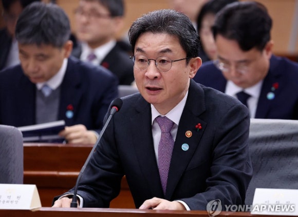 이억원 금융위원장이 19일 정부서울청사 별관에서 이재명 대통령에게 업무보고를 하고 있다.[사진=연합뉴스]