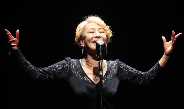 지난 2019년 5월 16일 서울 대학로 설치극장 정미소에서 열린 '딸에게 보내는 편지' 제작발표회에서 배우 윤석화가 노래시연을 하고 있다.[사진=연합뉴스]