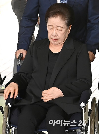 한학자 통일교 총재가 22일 서울 서초구 서울중앙지법으로 구속 전 피의자 심문(영장실질심사)에 출석하고 있다. [사진=곽영래 기자]