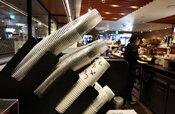 서울 시내의 한 카페에 일회용 플라스틱컵이 쌓여있다.[사진=연합뉴스]