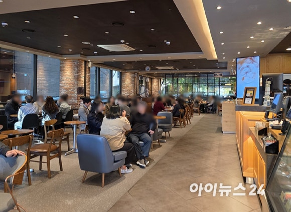 서울 영등포구 여의도의 한 카페 매장서 손님들이 음료를 마시고 있다.[사진=구서윤 기자]