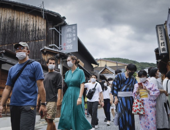 일본 교토의 골목길을 걷고 있는 외국인 관광객들.[사진=EPA/연합뉴스]