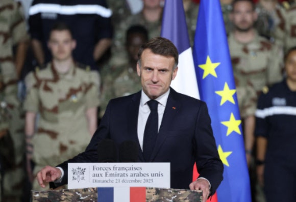 지난 21일 (현지시간) 아랍에미리트(UAE)의 프랑스 군부대를 방문한 에마뉘엘 마크롱 프랑스 대통령.[사진=AFP/연합뉴스]