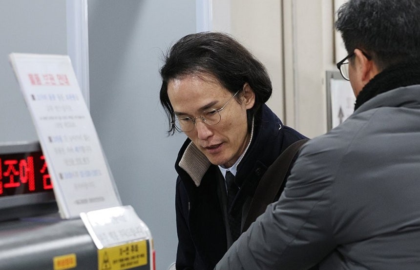 계열사 부당지원 및 횡령·배임 의혹을 받는 조현범 한국앤컴퍼니그룹 회장이 지난 2024년 1월 11일 오전 서울 서초구 중앙지법에서 열린 속행공판에 출석하고 있다. 2024.1.1