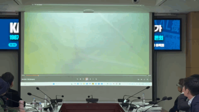 23일 국회 의원회관에서 열린‘KAL858기 동체 확인 조사,어떻게 할 것인가’토론회에서 이종인 알파잠수기술공사 대표가 미얀마 안다만 해역에서 촬영됐다는 수중 영상과 장비 화면을 제시하며 KAL858기 동체 존