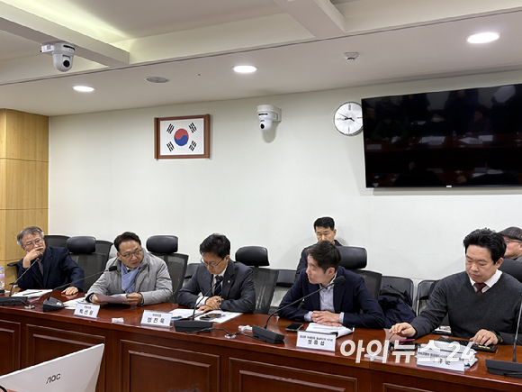 (왼쪽부터) 최규엽 KAL858기 탑승 희생자 유족회 고문,박선원 국회의원,정진욱 국회의원,정중섭 외교부 아세안국 동남아2과 서기관,박유준 국토교통부 항공철도조사위원회 팀장 [사진=권서아 기자]