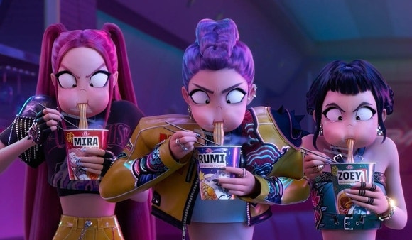 케이팝데몬헌터스 주인공들이 컵라면을 먹는 장면.[사진=넷플릭스]