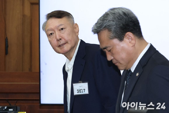 윤석열 전 대통령이 지난달 26일 서울 서초동 서울중앙지법에서 열린 특수공무집행방해 혐의 재판에 출석하고 있다.[사진=사진공동취재단]