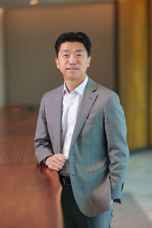 워커힐 호텔앤리조트 조윤동 대외사업부장이 2025 관광진흥유공 정부포상 국무총리표창을 수상했다. [사진=워커힐 호텔앤리조트]