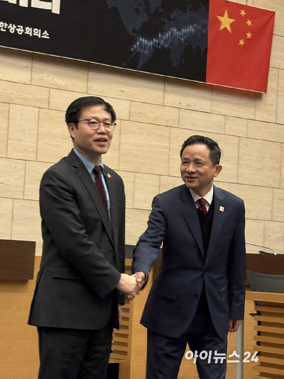 여한구 산업통상부 통상교섭본부장(왼쪽),다이빙 주한 중국 대사가 26일 서울 대한상공회의소에서 열린 한중 FTA 10주년 세미나에서 웃으면서 악수하고 있다.[사진=권서아 기자]
