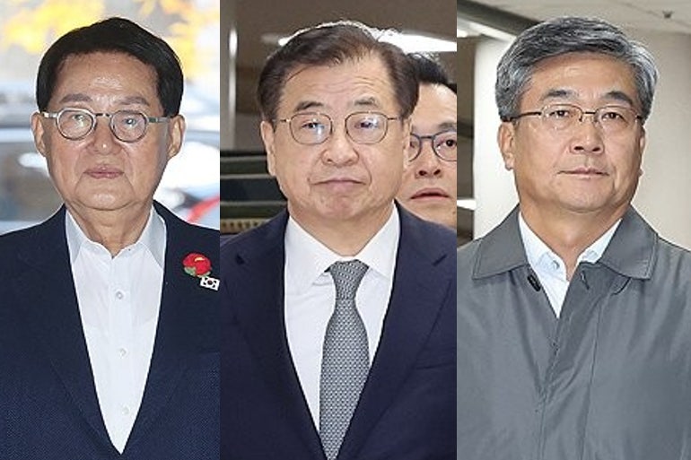 2020년 9월 서해에서 발생한 공무원 피격 사건을 은폐하려 한 혐의로 재판에 넘겨진 박지원 전 국가정보원장(왼쪽부터),서훈 전 청와대 국가안보실장,서욱 전 국방부 장관이 5일 서울중앙지법에서 열린 결심 공판에 