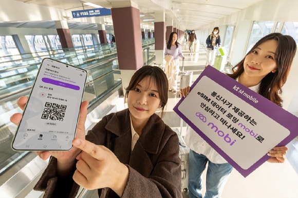 모델이 e심 데이터 로밍 서비스 모비(mobi)를 소개하고 있는 모습.[사진=KT엠모바일]