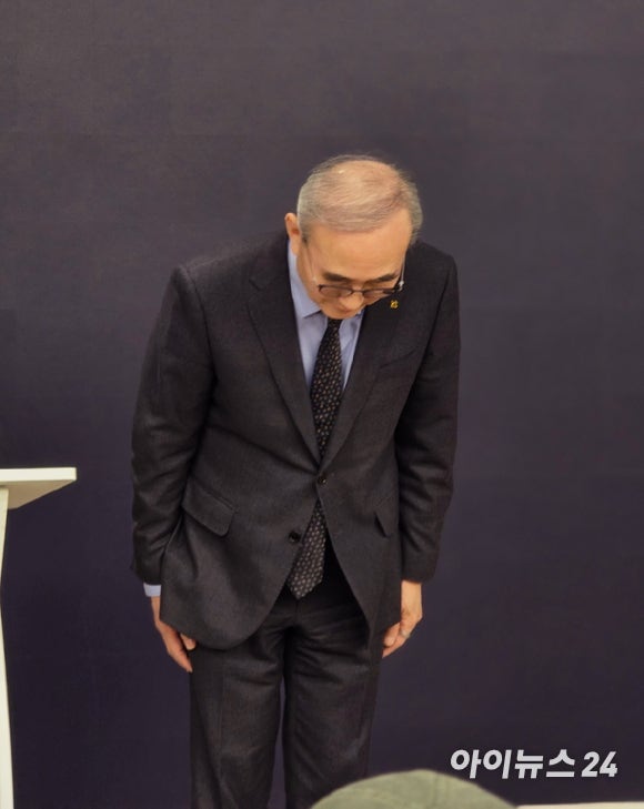 김영섭 KT 대표가 30일 광화문 KT사옥에서 기자 브리핑을 열고 개인정보 침해사고가 발생한 데 대해 고개 숙여 사과하고 있다.[사진=안세준 기자]
