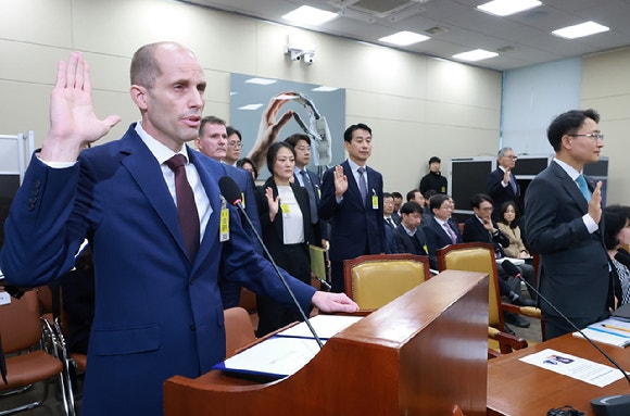 30일 서울 여의도 국회에서 열린 쿠팡 침해사고 및 개인정보 유출,불공정 거래,노동환경 실태 파악과 재발 방지 대책 마련을 위한 청문회에서 해롤드 로저스 쿠팡 대표이사가 선서하고 있다.[사진=연합뉴스]