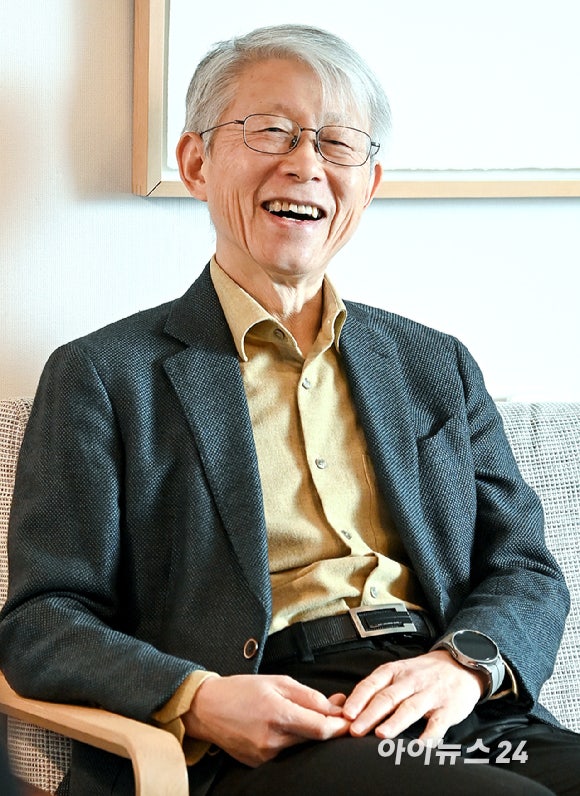 최기영 반도체공학회 회장(전 과학기술정보통신부 장관)이 지난 29일 서울시 용산구 인근에서 아이뉴스24와 인터뷰를 하고 있다.[사진=곽영래 기자]