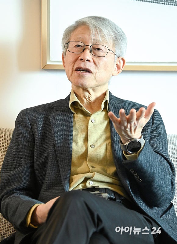 최기영 반도체공학회 회장(전 과학기술정보통신부 장관)이 지난 29일 서울시 용산구 인근에서 아이뉴스24와 인터뷰를 하고 있다.[사진=곽영래 기자]