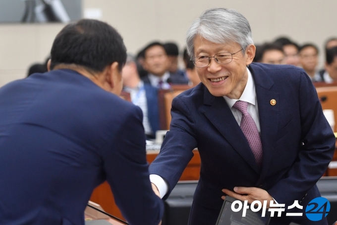 국회에서 야당 의원과 인사를 나누는 최기영 당시 과학기술정보통신부 장관.[사진=아이뉴스24 DB]