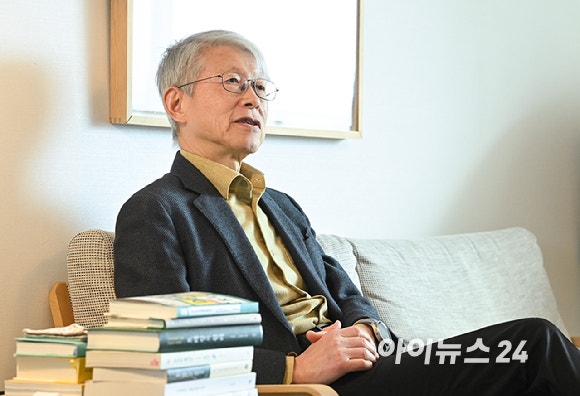 최기영 반도체공학회 회장(전 과학기술정보통신부 장관)이 지난 29일 서울시 용산구 인근에서 아이뉴스24와 인터뷰를 하고 있다.[사진=곽영래 기자]