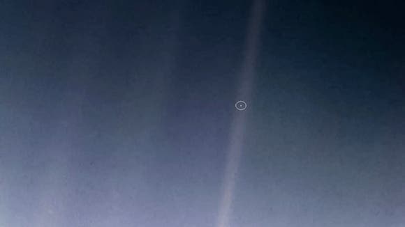 지구로부터 61억km 떨어진 곳에서 보이저 1호가 찍은 지구.티끌처럼 보인다.[사진=NASA]