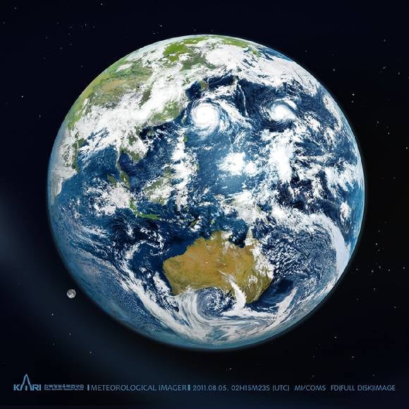 천리안 위성이 지구 적도 상공 약 3만6000km에서 지구를 촬영했다.[사진=항우연]