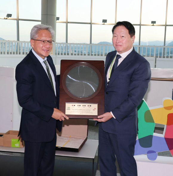 지난 10월 31일 경주 APEC CEO 서밋이 개최된 경주아트센터에서 최태원(오른쪽) SK그룹 회장이 젠슨 황 엔비디아 CEO에게 감사패를 전달한 뒤 기념촬영을 하고 있다.2025.10.31 [사진=최태원 회장 