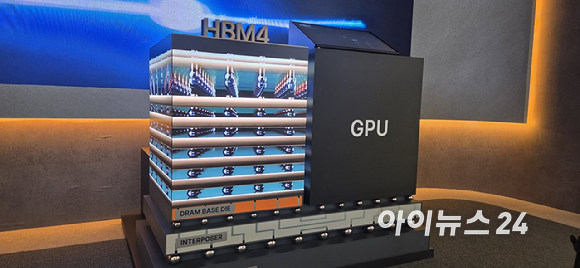 지난 10월 22일 서울 강남구 코엑스에서 개막한 반도체대전(SEDEX)의 SK하이닉스 전시관에 마련된 HBM4 전시공간.2025.10.22 [사진=박지은 기자]