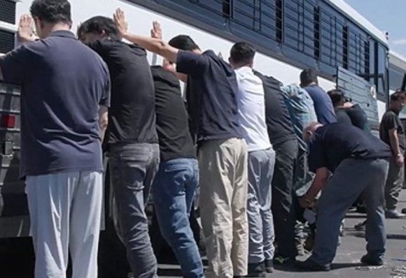 미국 이민 단속 당국이 홈페이지를 통해 지난 4일(현지시간) 조지아주 현대차그룹-LG에너지솔루션의 합작 배터리 공장 건설현장에서 벌인 불법체류·고용 단속하고 있다.[사진=ICE 홈페이지 영상 갈무리]