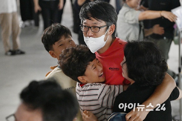 미국 조지아주 현대차그룹-LG에너지솔루션 배터리 합작 공장 건설 현장에서 구금됐다가 석방된 한국인 노동자들이 12일 오후 인천국제공항을 통해 귀국해 가족들과 인사를 나누고 있다.[사진=정소희 기자]