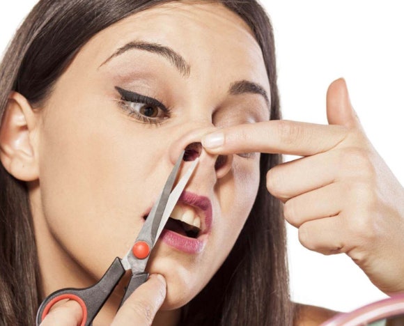 코털의 색 변화는 노화 이외에도 생활습관 등 여러 원인이 복합적으로 작용한다는 전문가의 설명이 나왔다.사진은 본 기사 내용과 무관.[사진=laserallclinic]