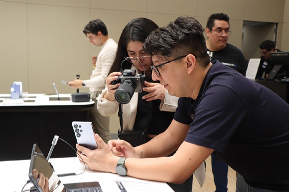 멕시코 수도 멕시코시티의 산타페 몰(Santa Fe Mall)에 위치한 갤럭시 체험존에서 갤럭시S25를 살펴보는 고객.[사진=삼성전자]