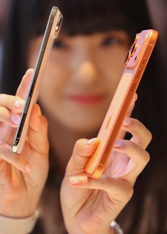 애플의 아이폰17 프로와 에어 모델의 두께를 비교하는 모델.[사진=연합뉴스]