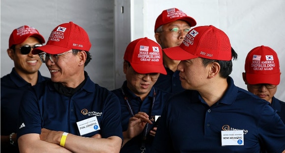 미국 필라델피아의 한화 필리조선소에서 열린 '스테이트 오브 메인'호 명명식에서 관계자들이 마스가 모자를 쓰고 있다.[사진=연합뉴스]