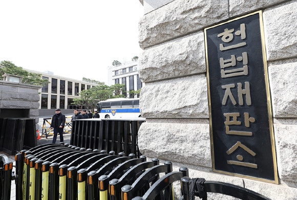 헌법재판소는 최근 재수생 A씨가 수원지검 안산지청의 기소유예 처분에 불복해 제기한 헌법소원심판 청구를 재판관 9인 전원일치 의견으로 인용했다.[사진=연합뉴스]