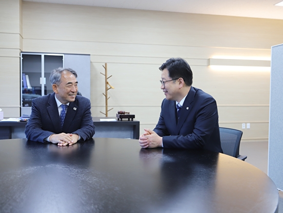 윤준병 민주당 도당위원장과 안호영 의원이 용인반도체 삼성전자의 전북이전을 위한 대화를 나누고 있다.[사진=안호영 의원실 ]