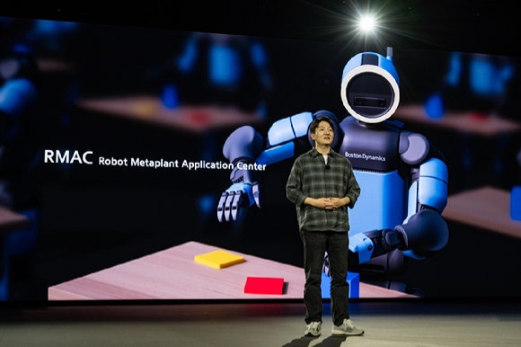 우승현 현대차그룹 GSO 미래전략담당 팀장이 5일(현지시간) 미국 라스베이거스 만달레이 베이 컨벤션 센터에서 개최된 'CES 2026'에서 발표하고 있다. [사진=현대자동차그룹]