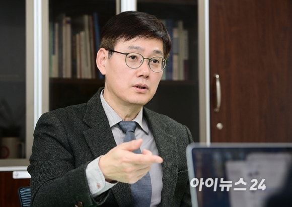 신현철 광운대 반도체시스템공학부 교수(반도체공학회 회장)가 최근 아이뉴스24와 인터뷰에 앞서 포즈를 취하고 있다.[사진=정소희 기자]