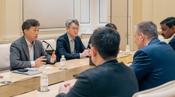 곽노정 대표이사 사장(가장 왼쪽)이 소재 · 장비 협력사인 머크사와 협력 방안을 논의하고 있다.[사진=SK하이닉스]