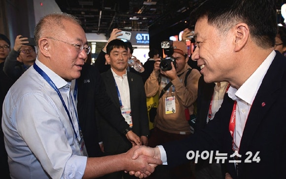 6일(현지시간) 미국 라스베이거스에서 개막한 CES 2026의 LG전자 전시관을 찾은 정의선 현대차그룹 회장(왼쪽)이 류재철 최고경영자(CEO)와 인사를 나누고 있다.[사진=독자제공]