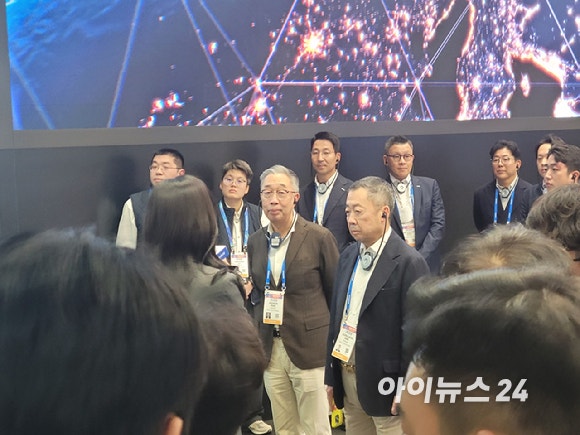 7일(현지시간) 미국 라스베이거스에서 열린 CES 2026 웨스트홀에 자리한 두산 부스를 점검하고 있는 박지원 두산그룹 부회장(왼쪽),박정원 두산그룹 회장.[사진=박지은 기자]