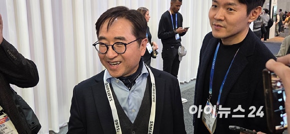 장덕현 삼성전기 사장이 7일(현지시간) 미국 라스베이거스 LVCC 웨스트홀에 있는 현대차 전시관을 둘러보고 나와 기자들과 질의응답을 하고 있다.[사진=박지은 기자]