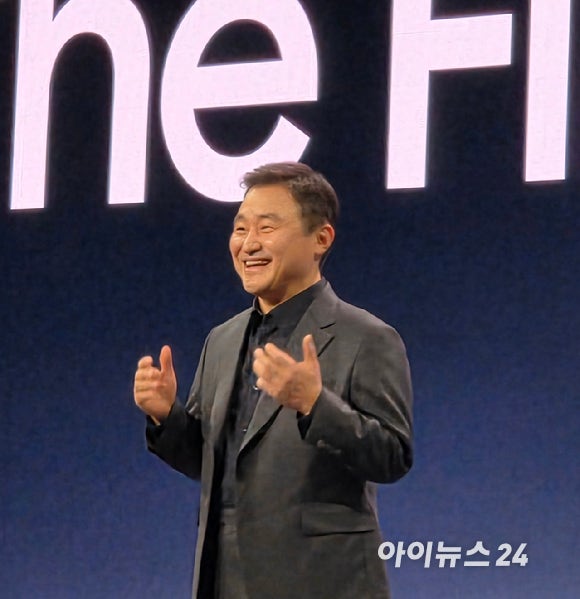 노태문 삼성전자 DX부문장 사장이 4일(현지시간) 미국 라스베이거스에서 열린 '더 퍼스트 룩 2026' 행사 초반 웃음을 짓고 있다.[사진=박지은 기자]