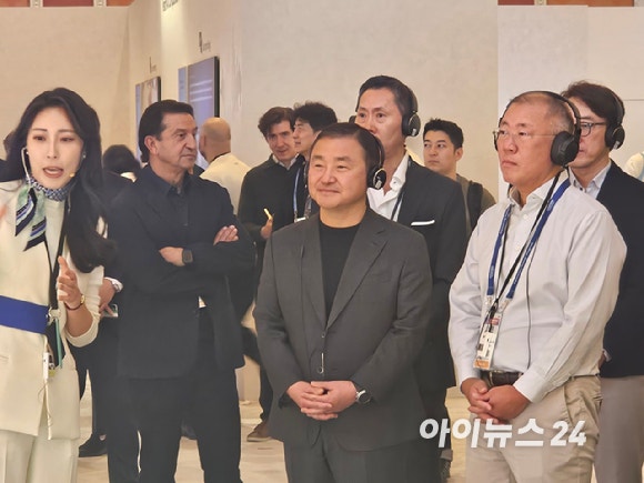 정의선 현대차그룹 회장(맨 오른쪽)이 6일(현지시간) 미국 라스베이거스 윈 호텔에 마련된 삼성전자 단독 부스를 노태문 DX부문장 사장(가운데)과 함께 둘러보고 있다.[사진=공동취재단]