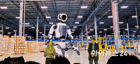 5일(현지시간) 미국 라스베이거스 만달레이베이 컨벤션센터에서 열린 현대차그룹 미디어데이 행사에서 보스턴 다이내믹스 관계자들이 휴머노이드 로봇 아틀라스가 공장에서 일하는 장면을 보여주고 있다.[사진=박지은 기자]