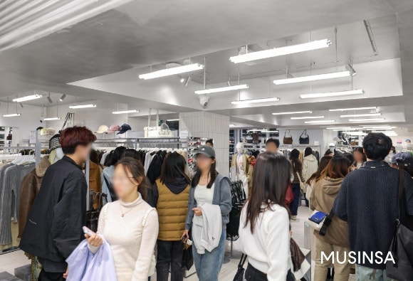 무신사 스토어 상하이 안푸루가 현지 방문객들로 북적이고 있다. [사진=무신사]