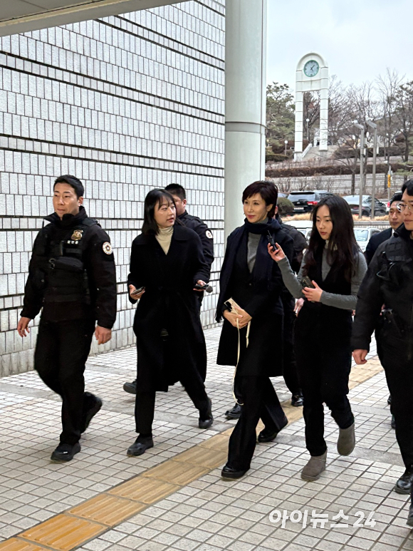 노소영 아트센터 나비 관장이 9일 오후 서울 서초구 서울고등법원에서 열린 최태원 SK그룹 회장과의 재산분할 파기환송심 첫 변론기일에 출석하고 있다.2026.01.09 [사진=권서아 기자]