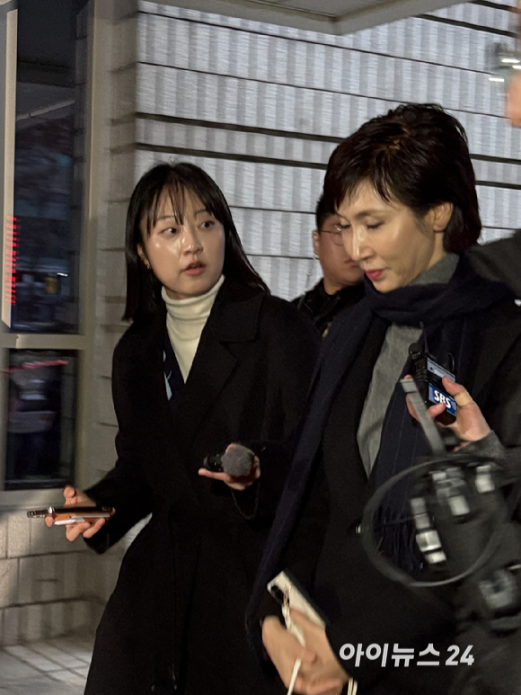 노소영 아트센터 나비 관장이 9일 오후 서울 서초구 서울고등법원에서 열린 최태원 SK그룹 회장과의 재산분할 파기환송심 첫 변론기일에 출석하고 있다.2026.01.09 [사진=권서아 기자]